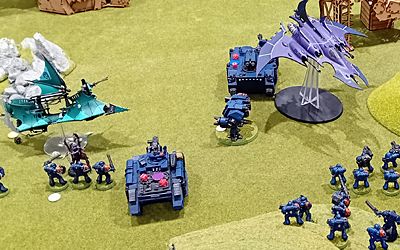 Dark Eldar vehicles strafe the Space Marine lines
