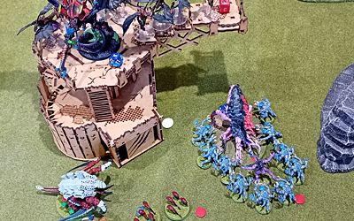 The Hive Tyrant and Gargoyles rain fire as the Genestealers fail to bring down the Psychophage